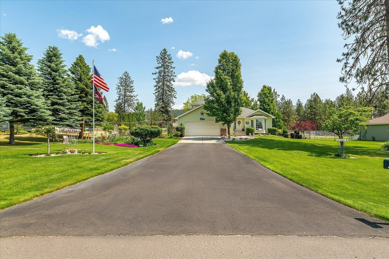 Property Photo: 16324 N Cimmeron Ct WA 99026