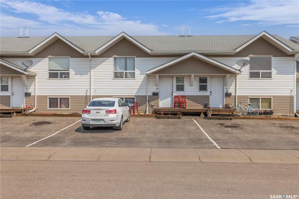 Property Photo: 200 Hiebert Crescent 8 SK S0K 2T2