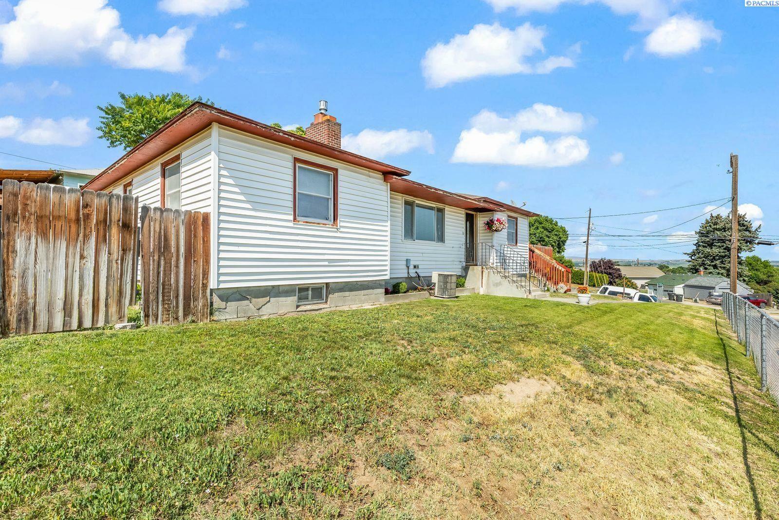 Property Photo: 104 Thill Ave WA 98944