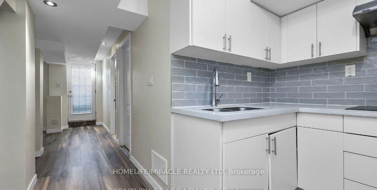 Property Photo: 1686 Samuelson Circle Lower ON L5N 7Z7
