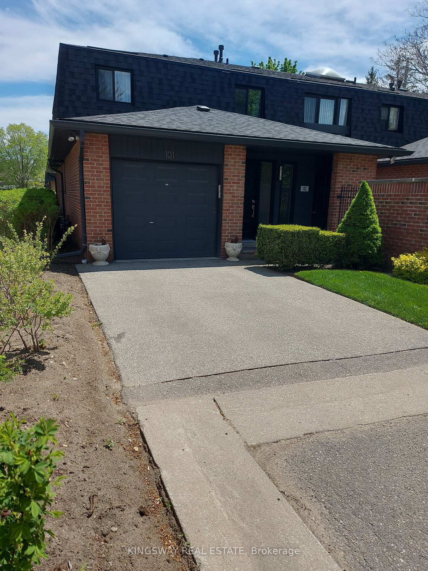 Property Photo: 20 Mineola Road E 101 ON L5G 4N9