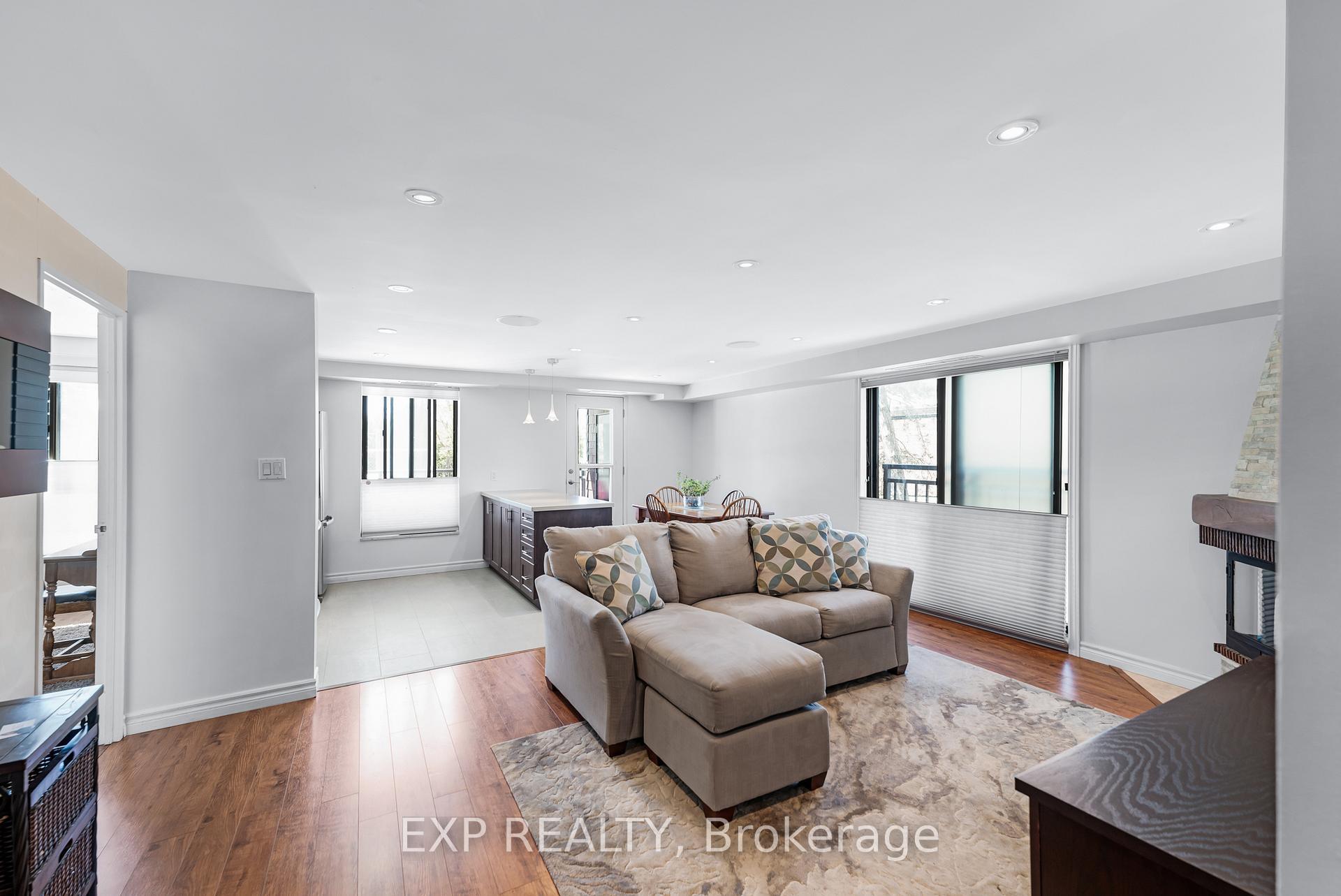 Property Photo: 15390 Yonge Street 104 ON L4G 1N8