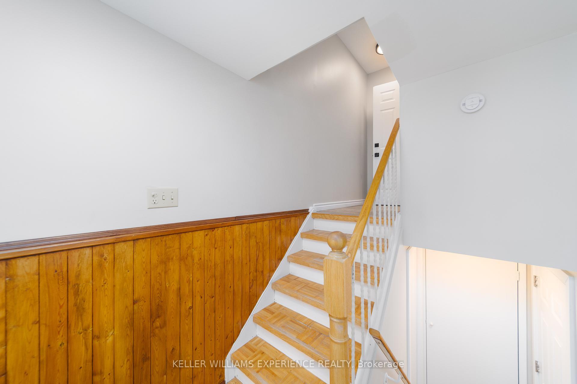 Property Photo: 14 Ashdale Court ON L4M 5B5