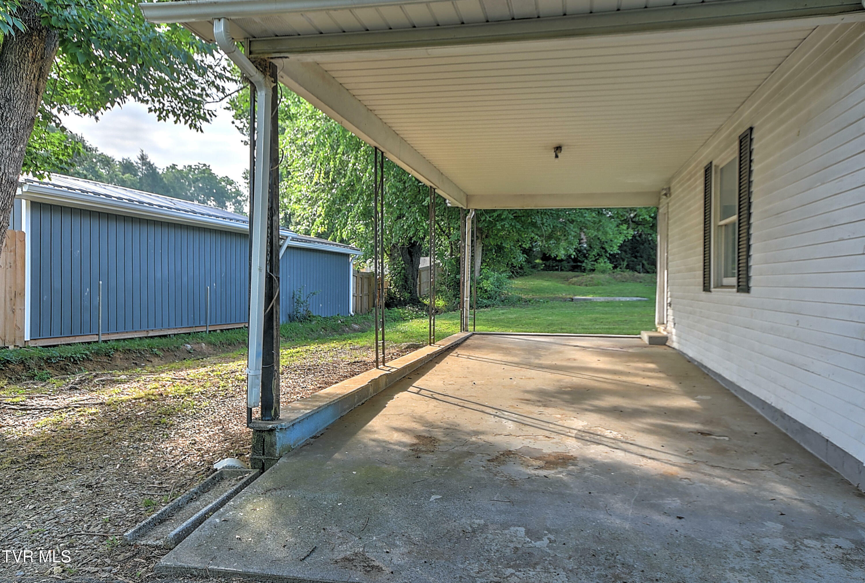 Property Photo: 609 West Oakland Court TN 37604