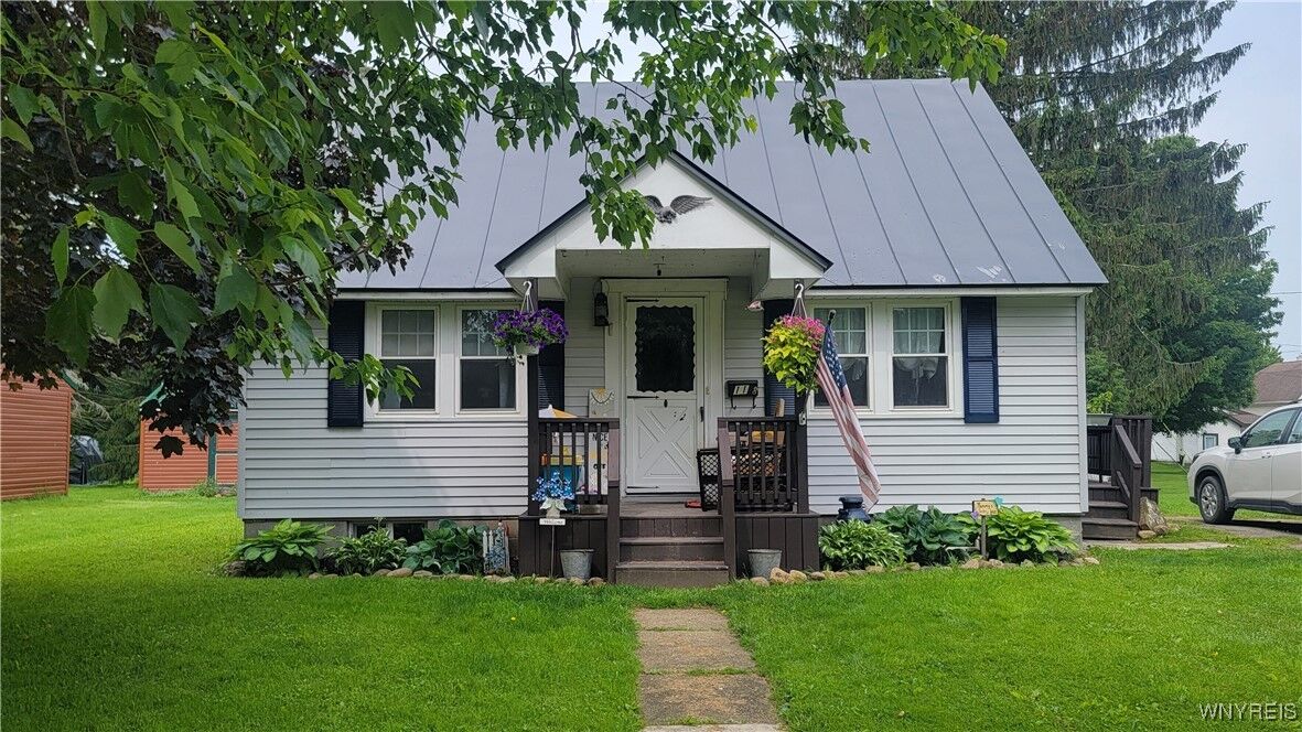 Property Photo:  11 Parkview Court  NY 14009 
