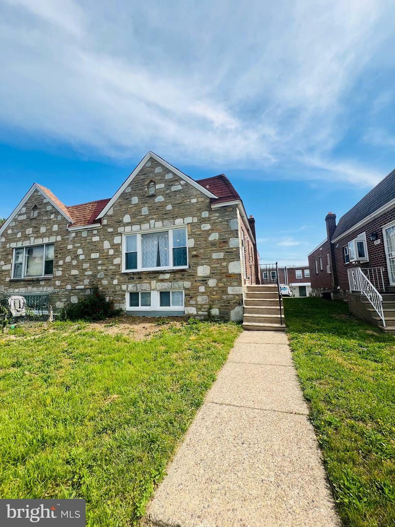 Property Photo:  2303 Oakmont Street  PA 19152 