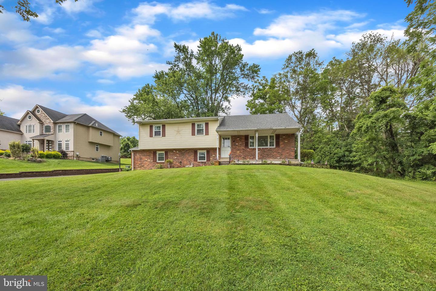 Property Photo: 886 Sackettsford Road PA 18974