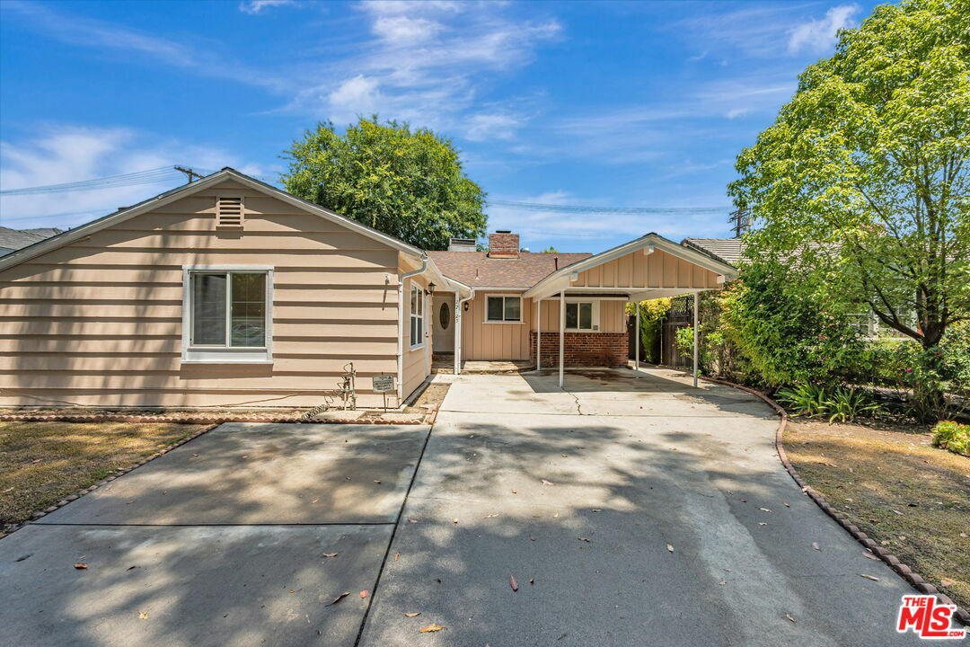 Property Photo: 22125 Costanso St CA 91364