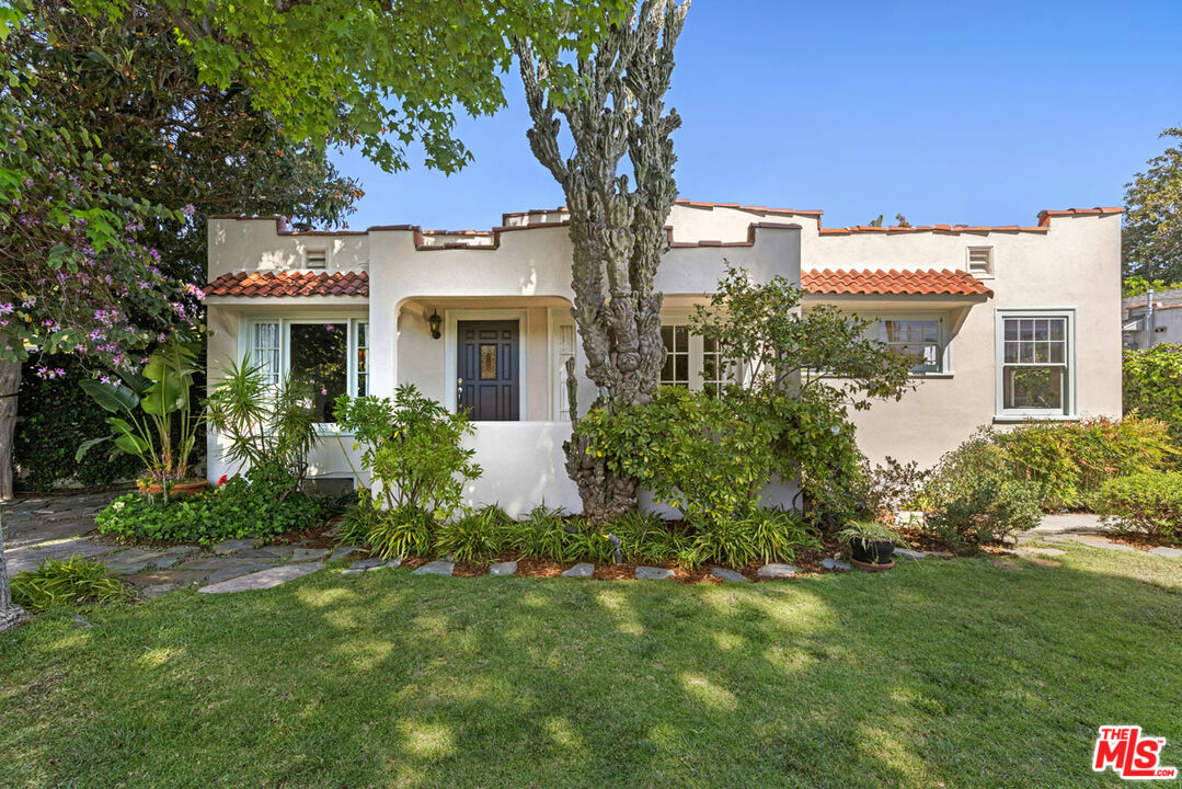 Property Photo: 3835 Valleybrink Rd CA 90039