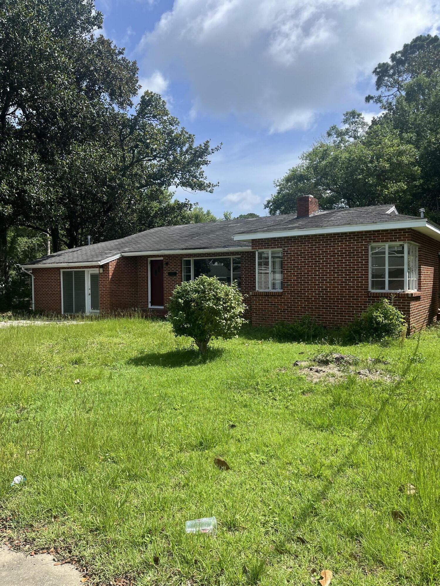 Property Photo: 855 N Pearl Street FL 32536