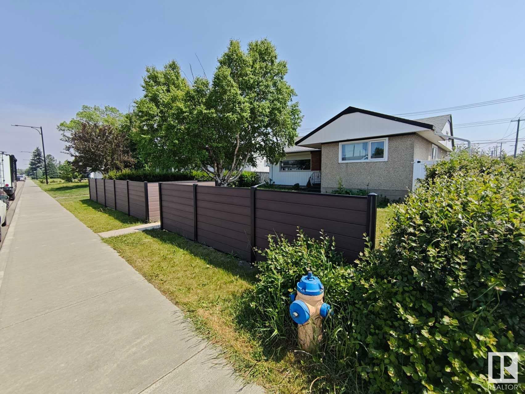 Photo de la propriété: 8023 70 Avenue NW AB T6C 0A6