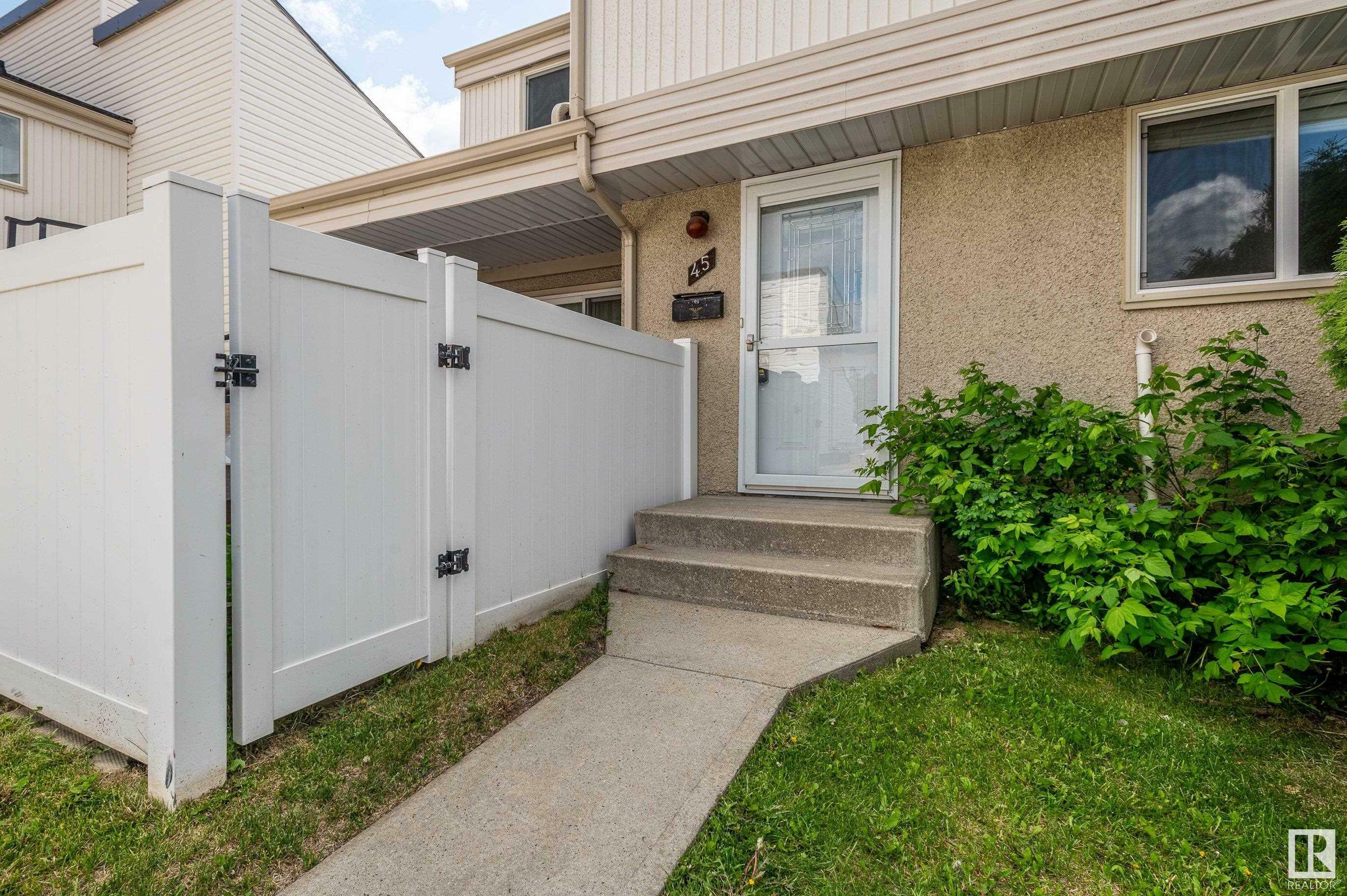Property Photo: 45 Woodvale Village NW AB T6L 1W4