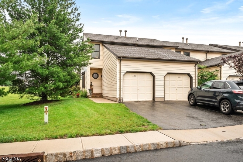 621 Almond Ct  Raritan Twp. NJ 08822 photo