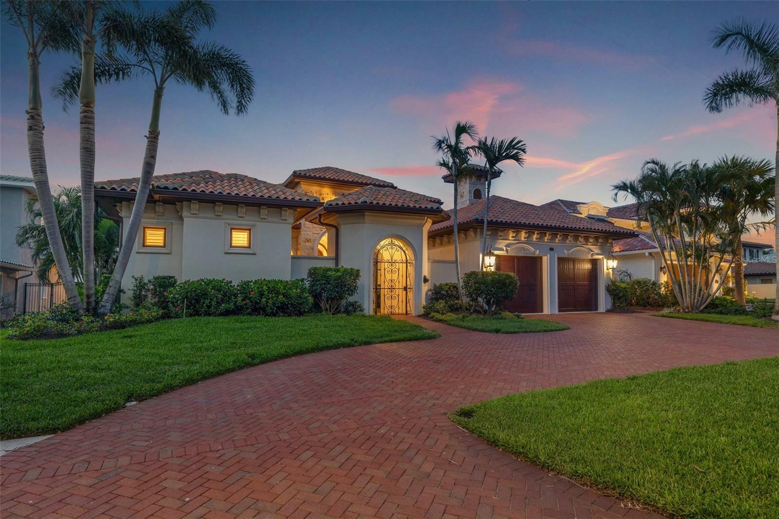 Property Photo:  301 Bayview Drive NE  FL 33704 