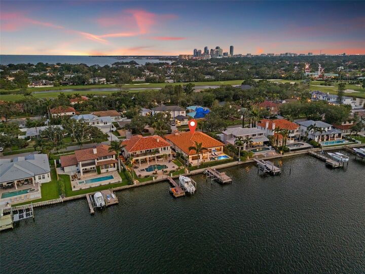 Property Photo: 301 Bayview Drive NE FL 33704