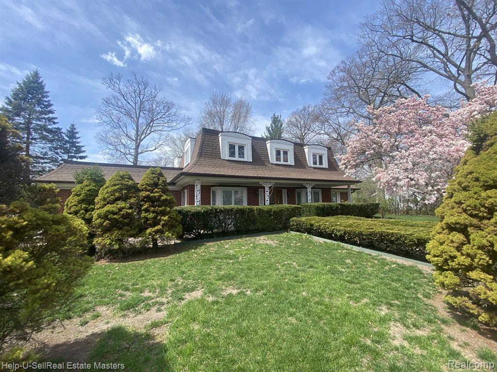 Property Photo:  3015 E Village Lane  MI 48060 1826 