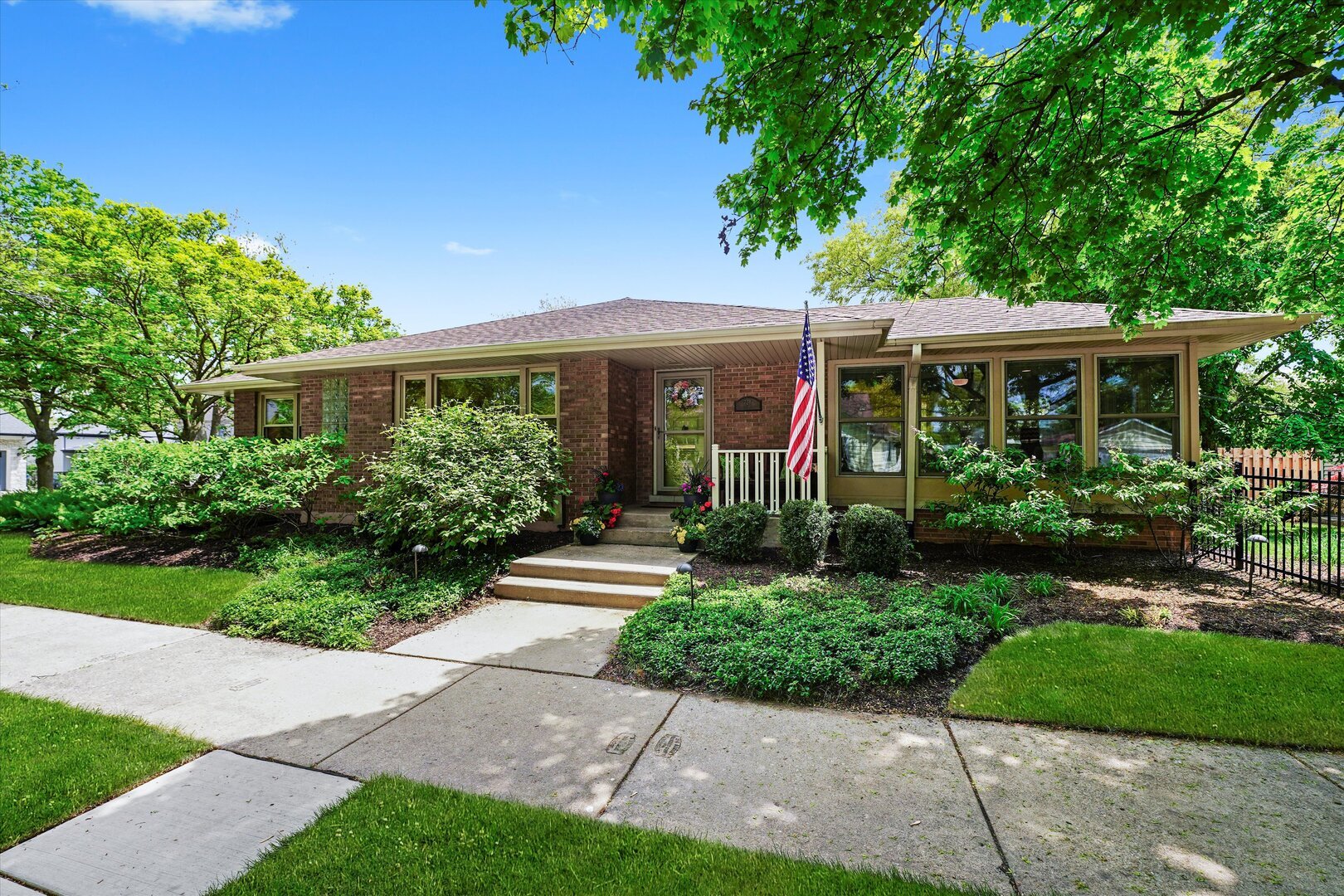 Property Photo: 728 S Hillside Avenue IL 60126