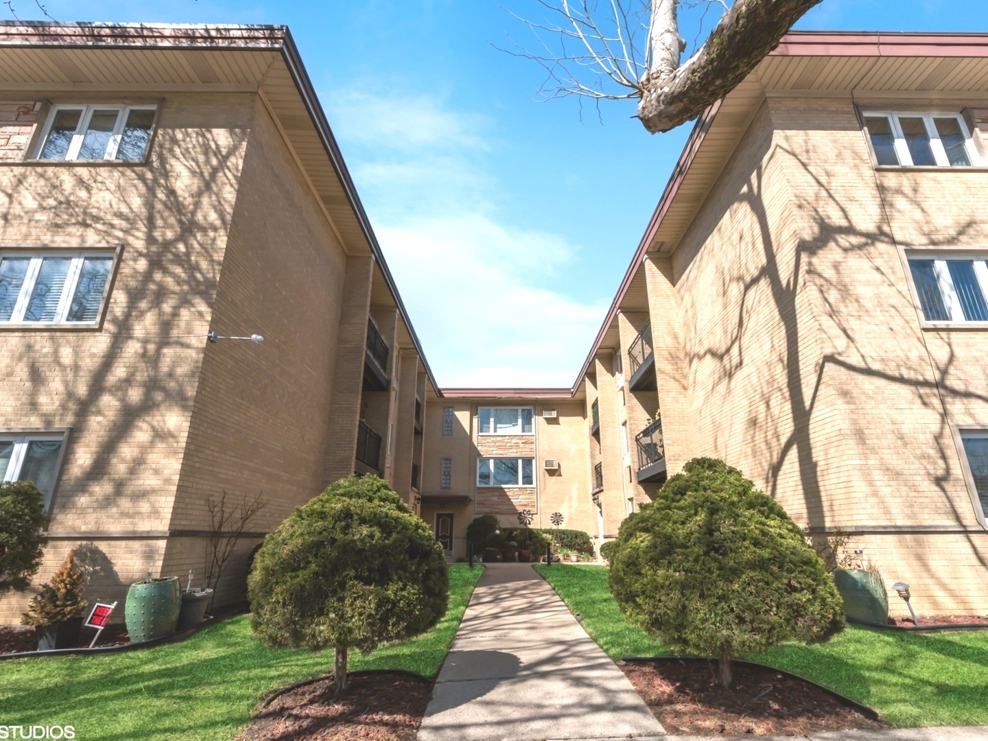 Property Photo: 3552 N Oleander Avenue 205 IL 60634