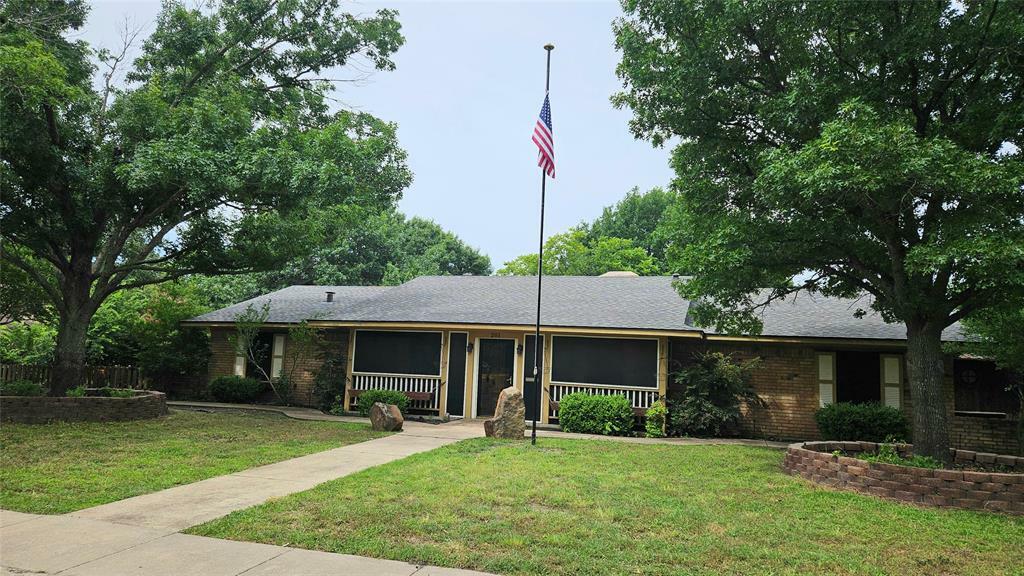 Property Photo: 201 Vanderbilt Lane TX 75165