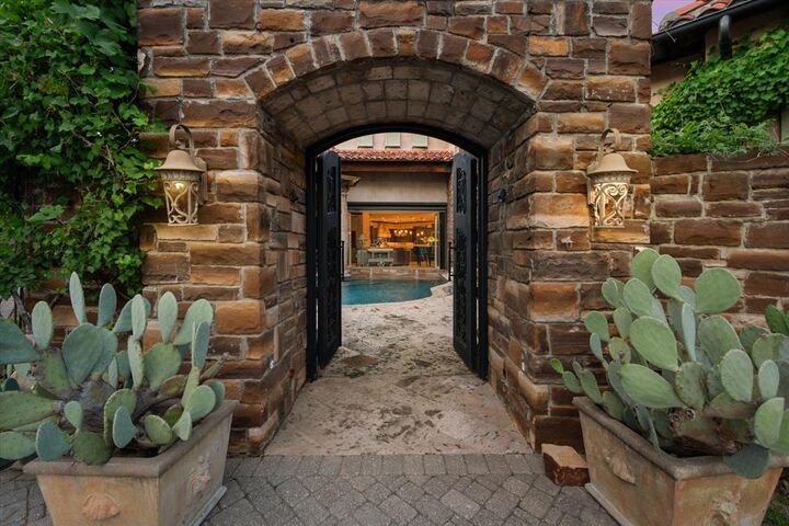 Property Photo:  2 Park Row Court  TX 76013 