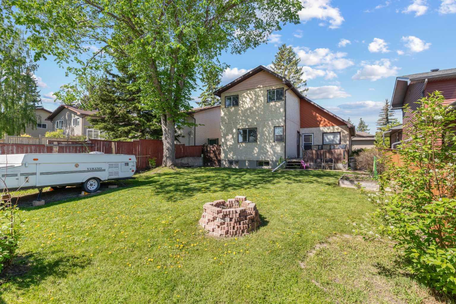 79 Beaconsfield Close NW  Calgary AB T3K 1X5 photo