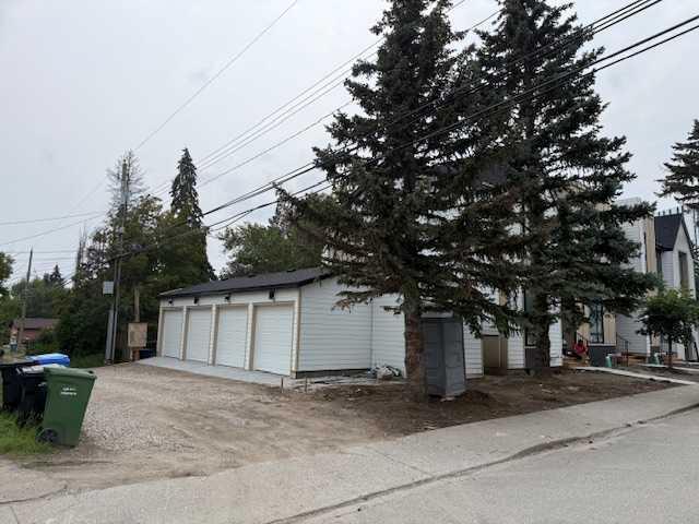 Photo de la propriété: 2371 20 Avenue NW AB T2M 4C9