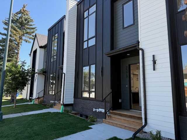 Property Photo:  2371 20 Avenue NW  AB T2M 4C9 