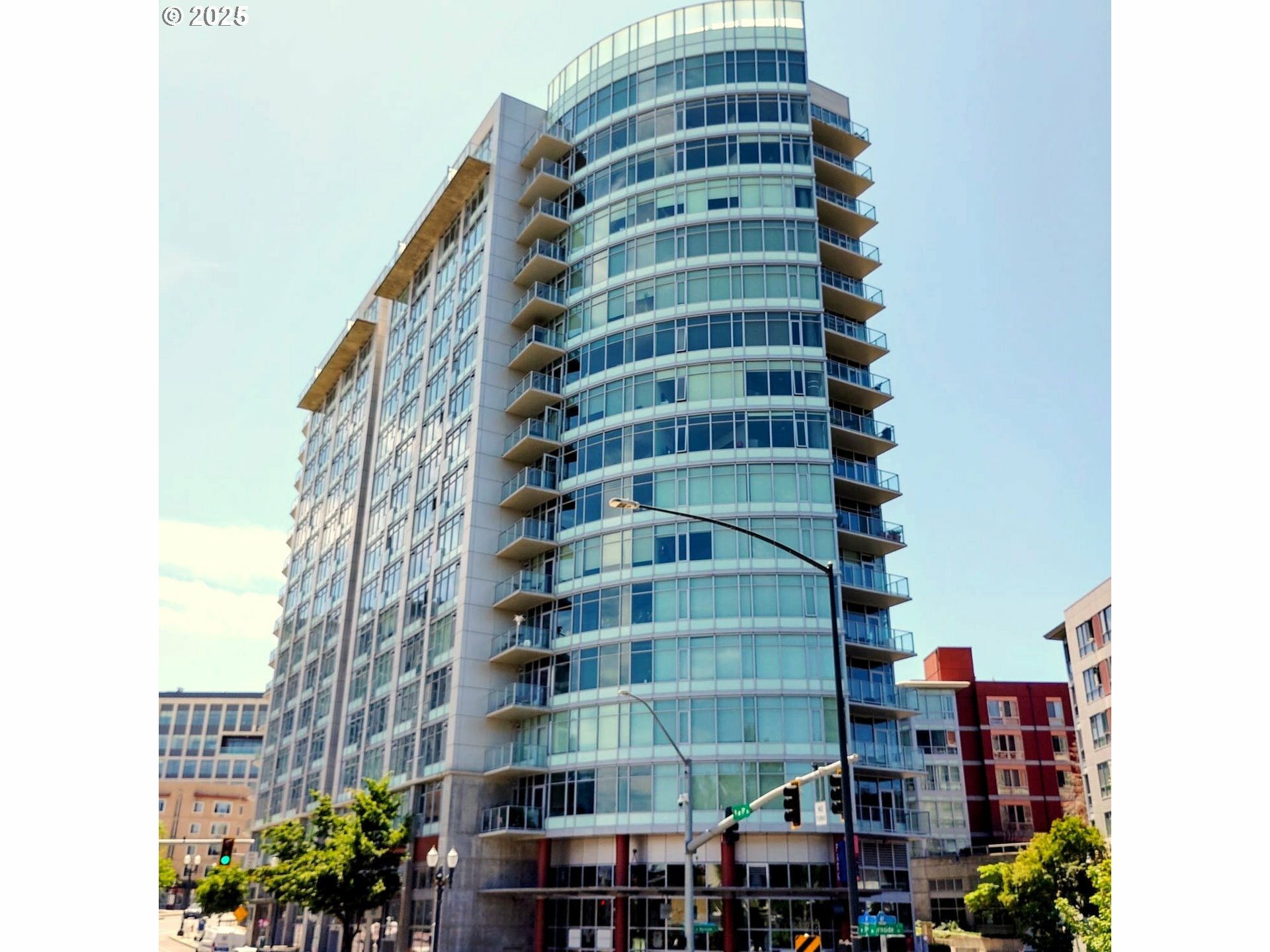 Property Photo: 1926 W Burnside St 811 OR 97209
