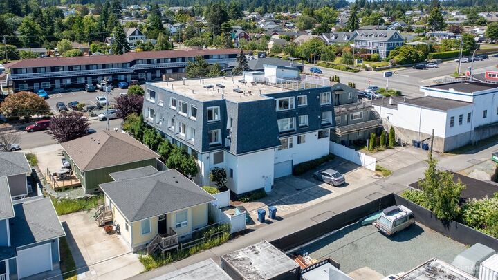 Property Photo:  910  34th Street 302  WA 98221 