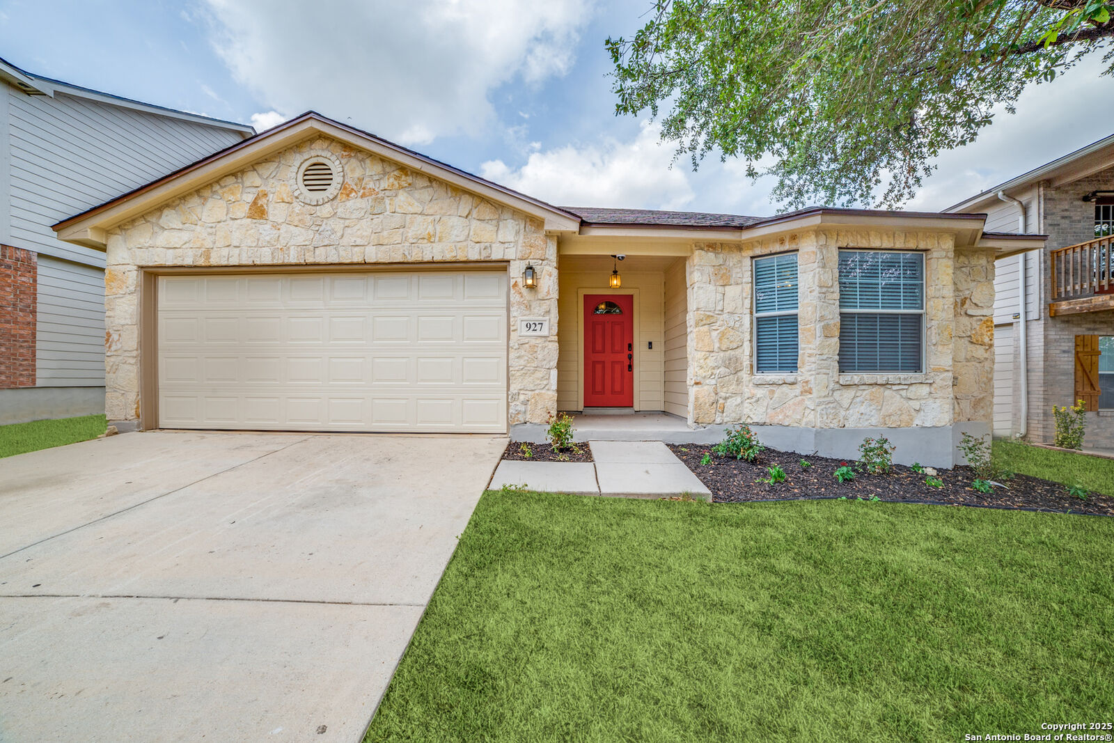 Property Photo:  927 Magnolia Hill  TX 78251 