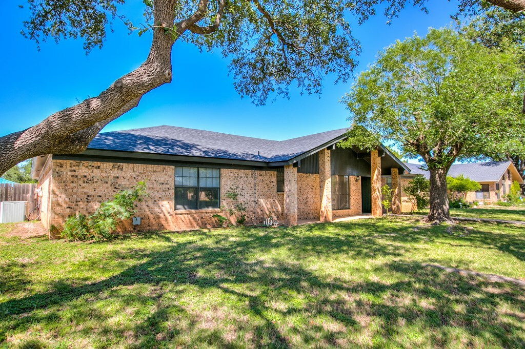 Property Photo: 3842 Hillcrest TX 76904