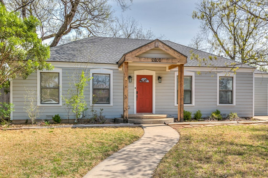 Property Photo: 2205 Live Oak Dr TX 76901