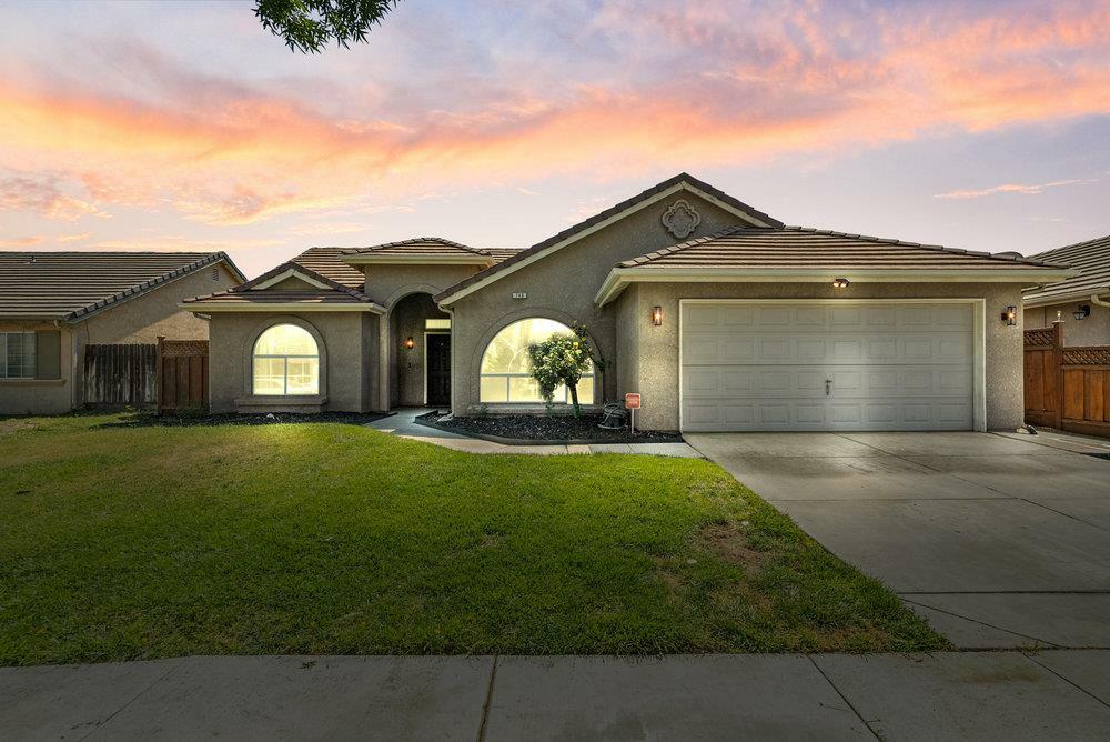 Property Photo: 748 Ashbury Court CA 93635