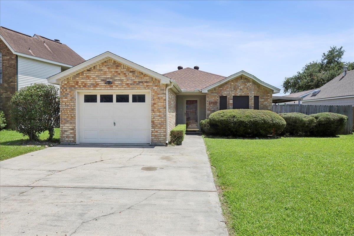 Property Photo: 2705 Terrace Circle TX 77630