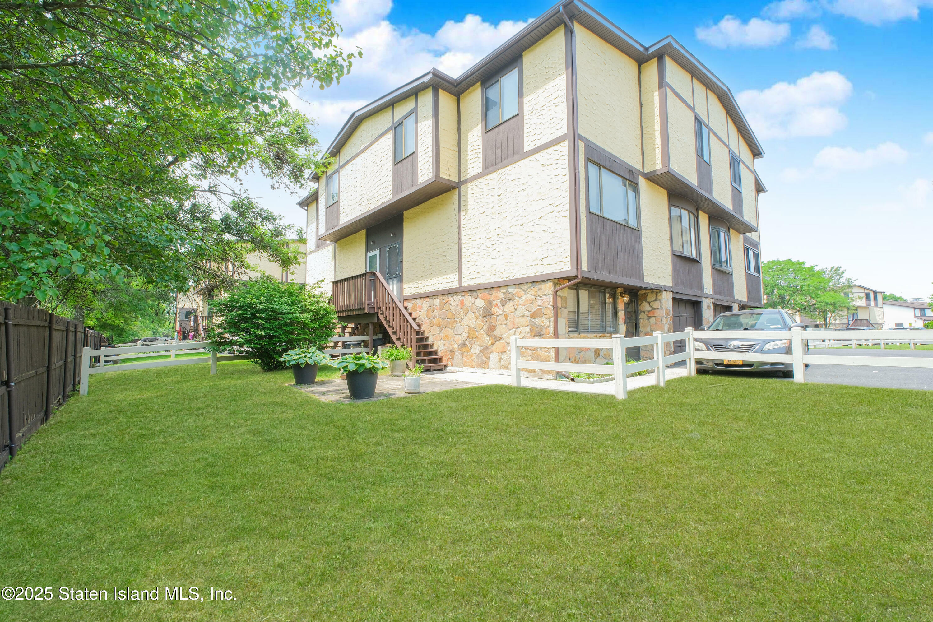 Property Photo:  40 Parkview Loop  NY 10314 