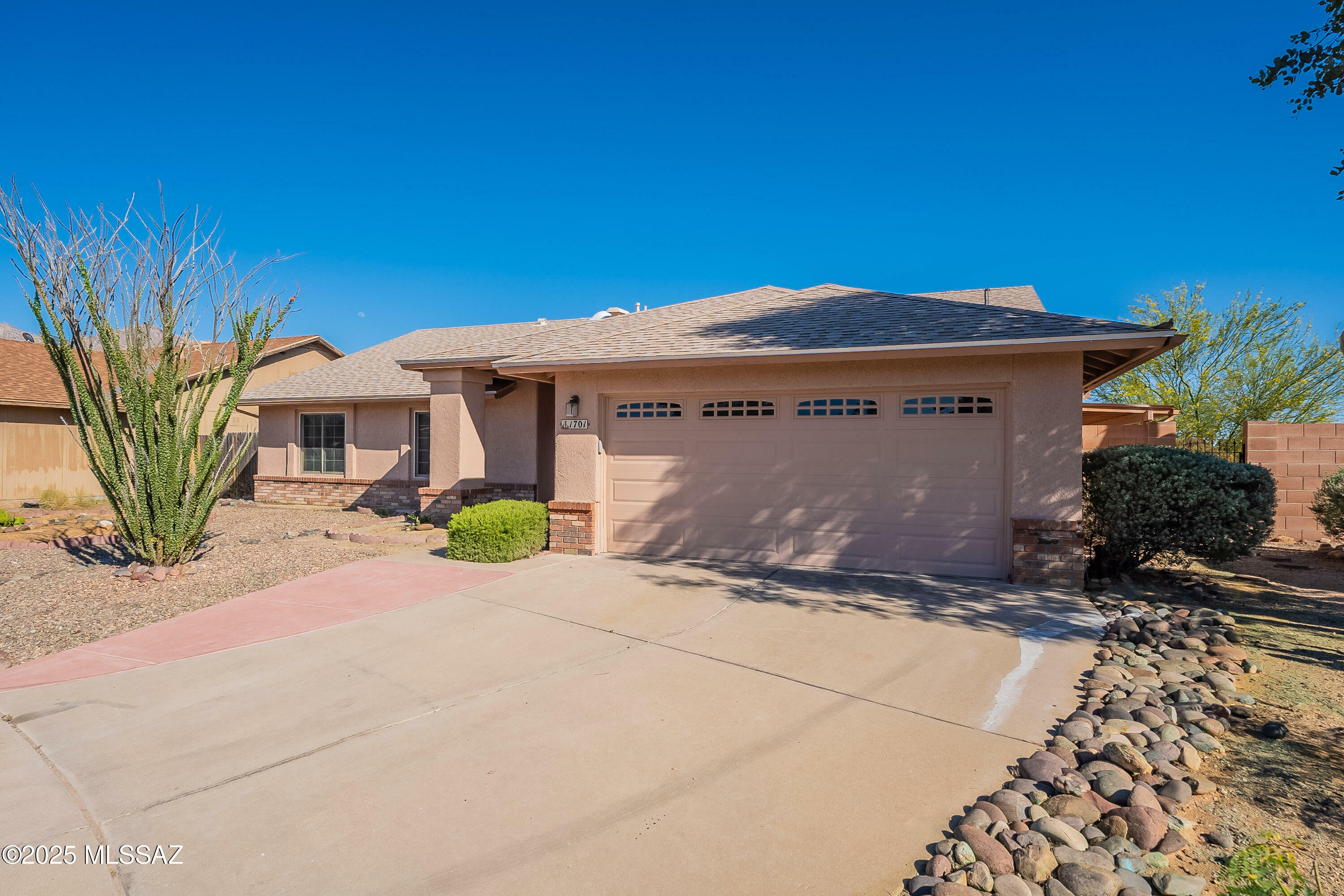 Property Photo: 1701 W Oak Shadows Drive AZ 85737
