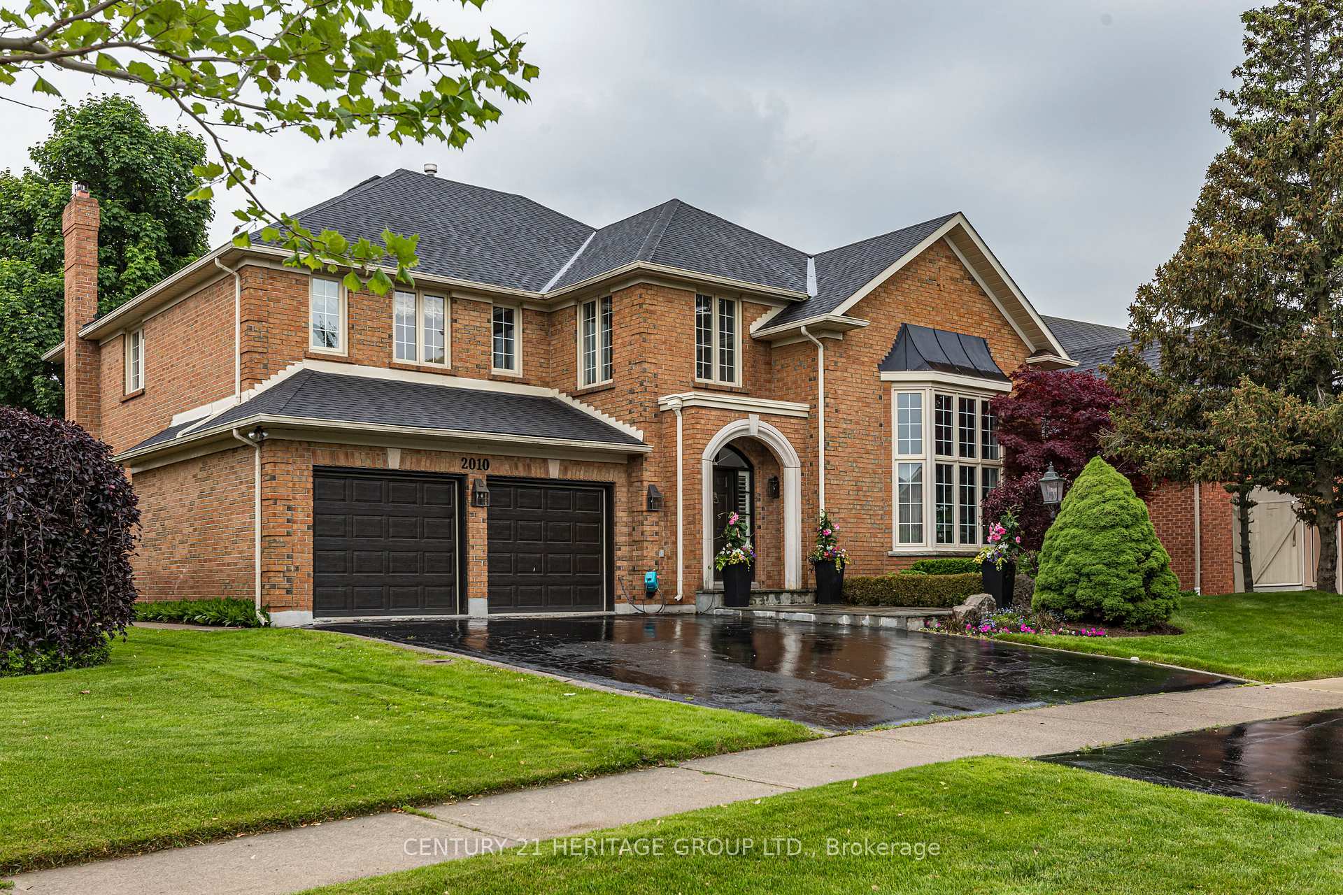 Photo de la propriété: 2010 Parklane Crescent ON L7M 3V5