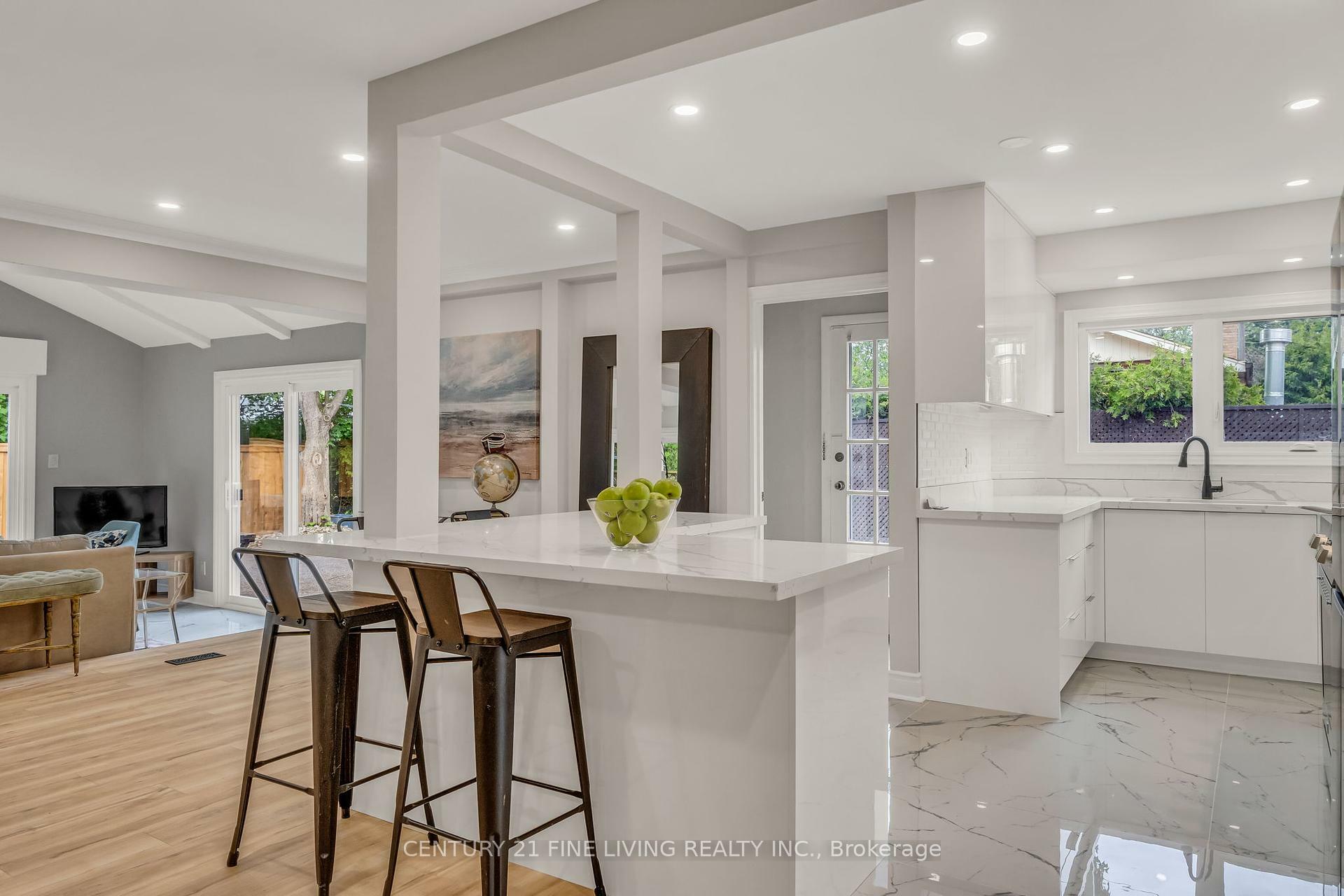 Photo de la propriété: 46 Rossburn Drive ON M9C 2P8