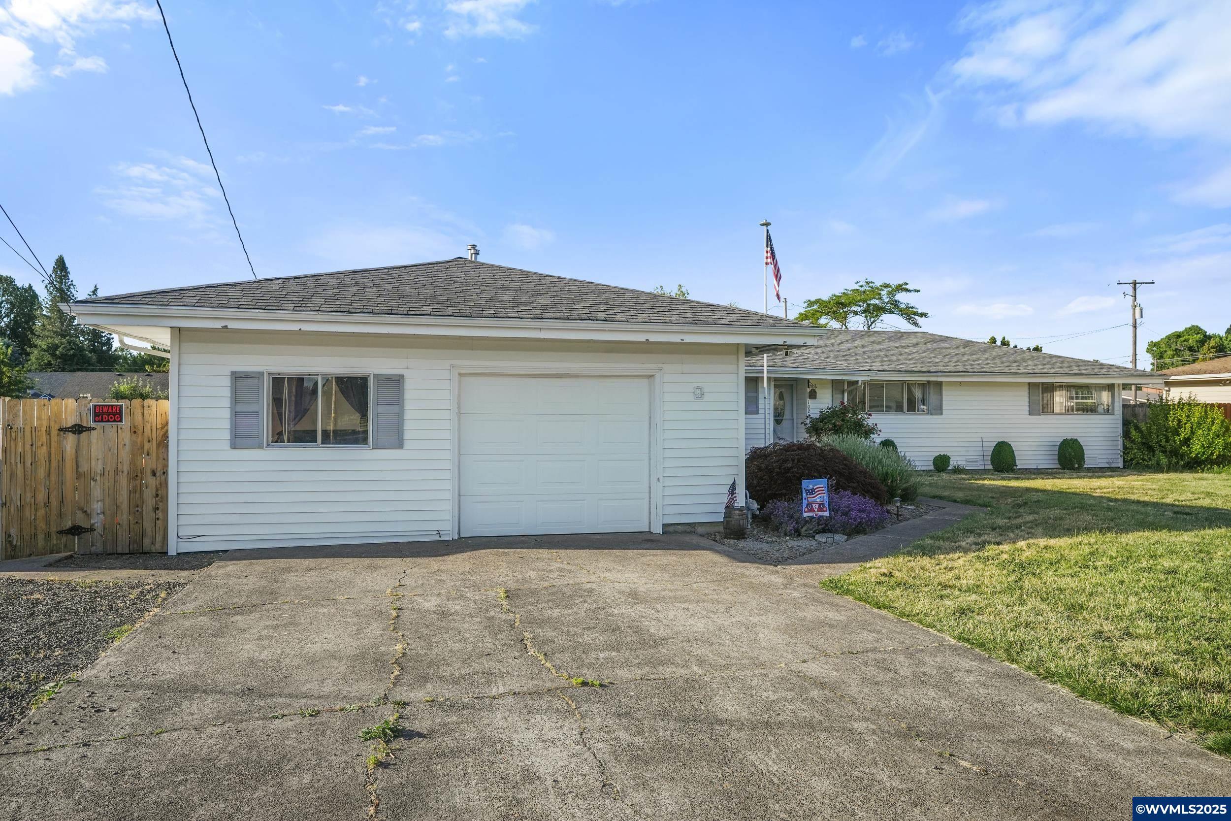 Property Photo: 1023 37th Av SW OR 97321