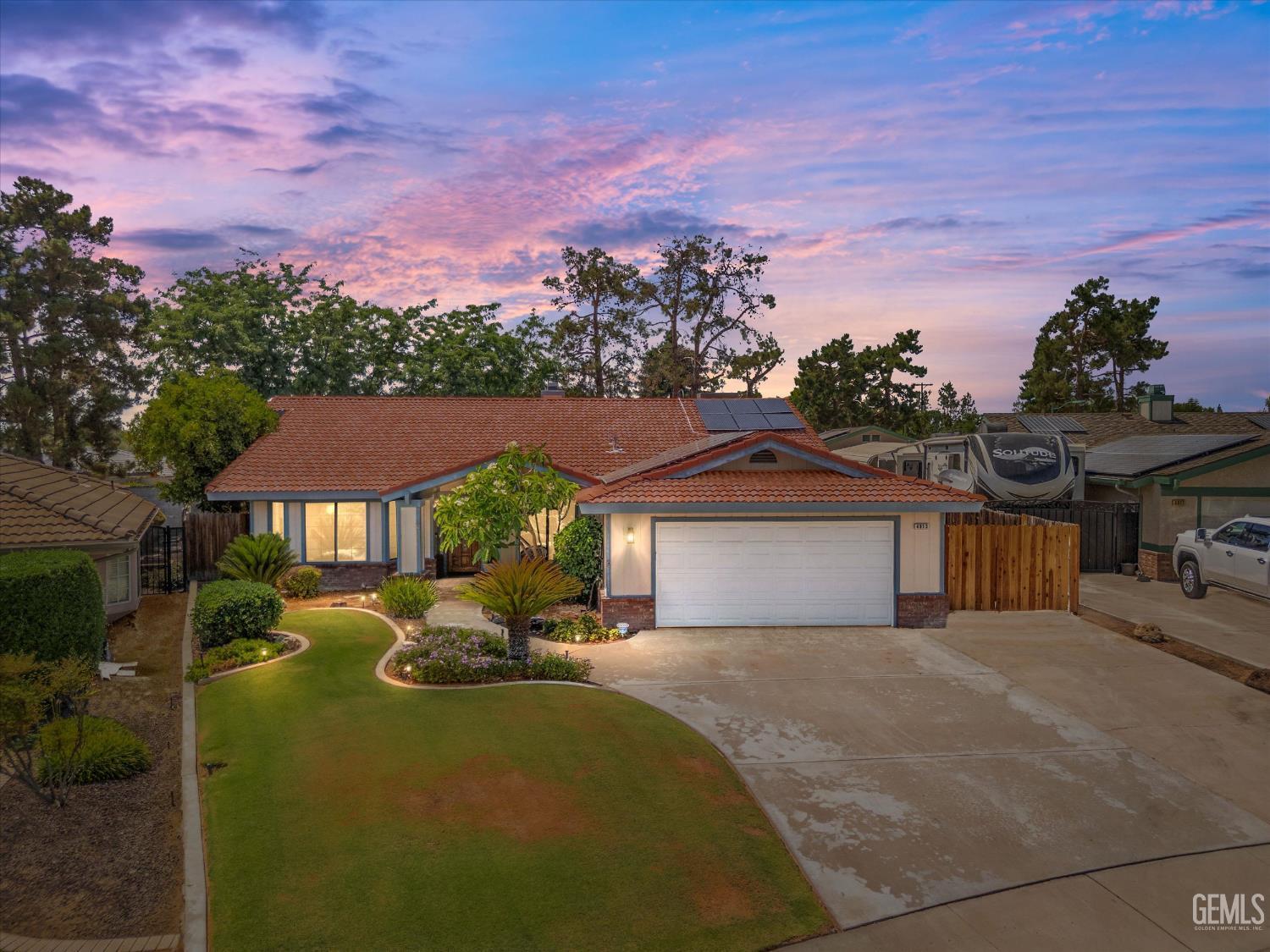 Property Photo: 4913 Zapato Place CA 93308