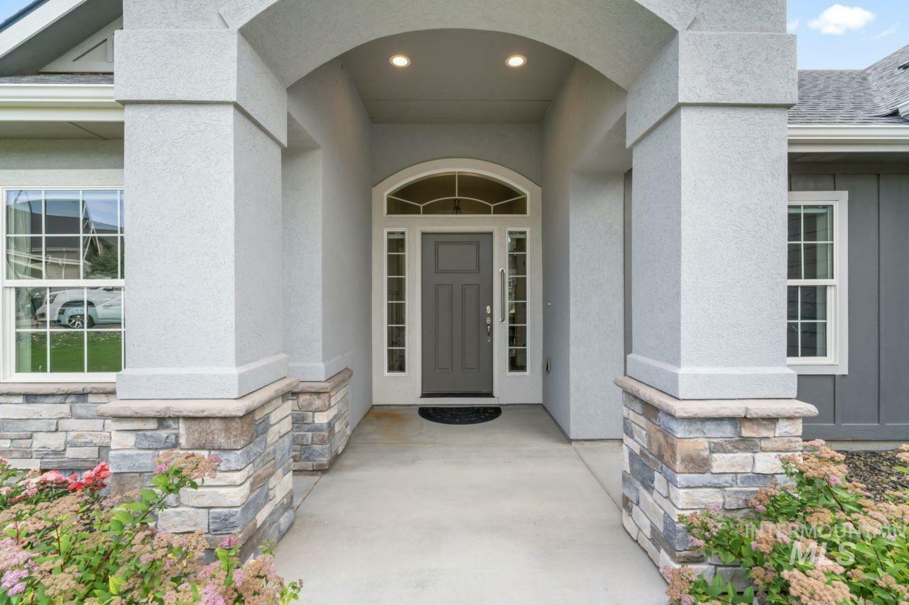 Property Photo: 12462 S Sunrise Mist Loop ID 83686-5463