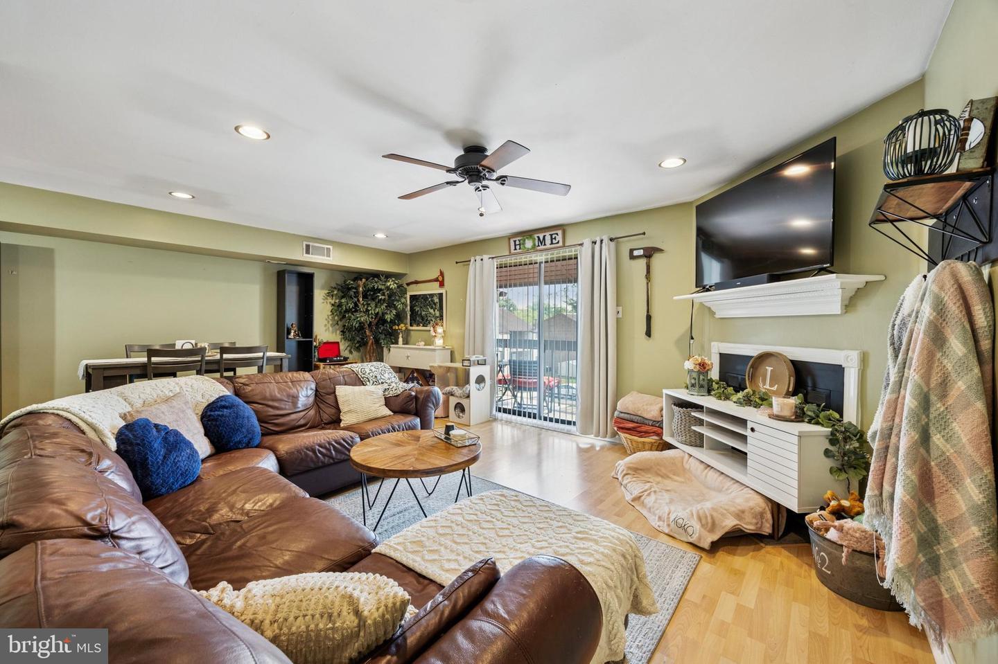 Property Photo:  3750 Clarendon Avenue 5  PA 19114 