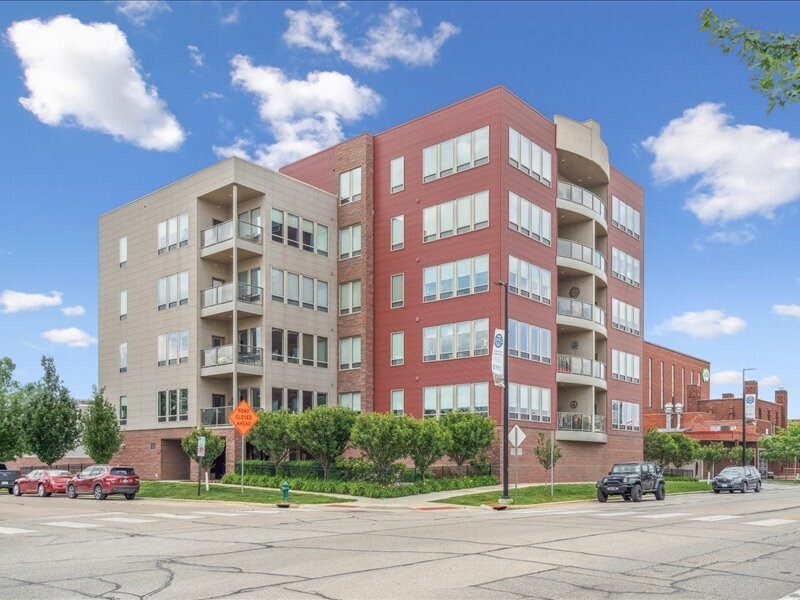 Property Photo: 100 4th Avenue SW 204 IA 52404