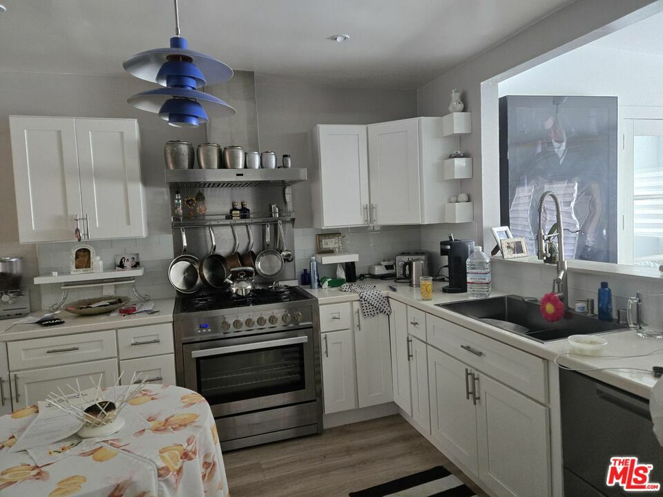 Property Photo: 6909 Texhoma Ave CA 91406