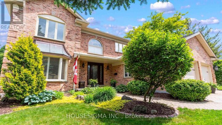 Property Photo: 39 Rose Hip Place ON N6K 4H4