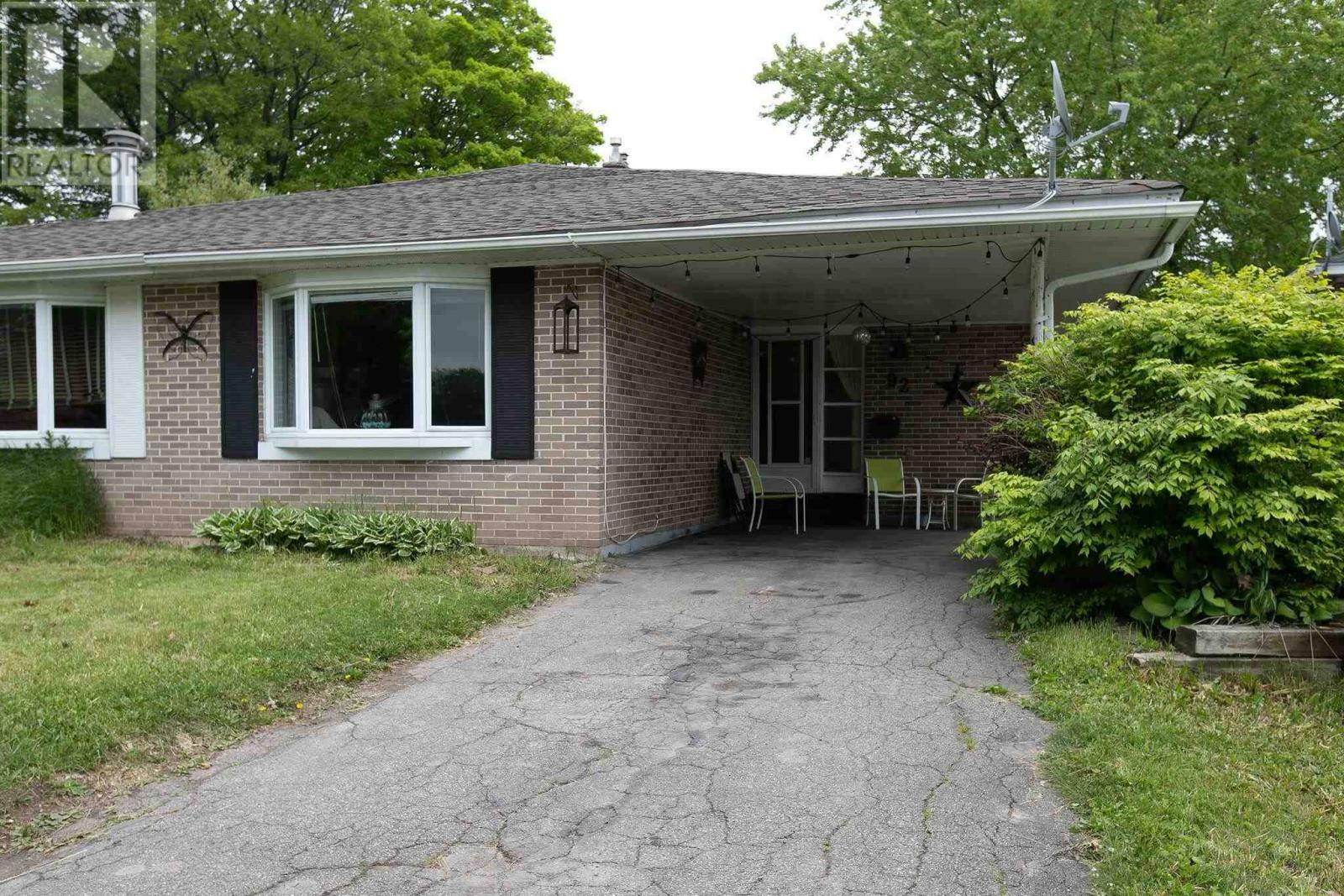 Photo de la propriété: 92 Palace Dr ON P6B 5H5