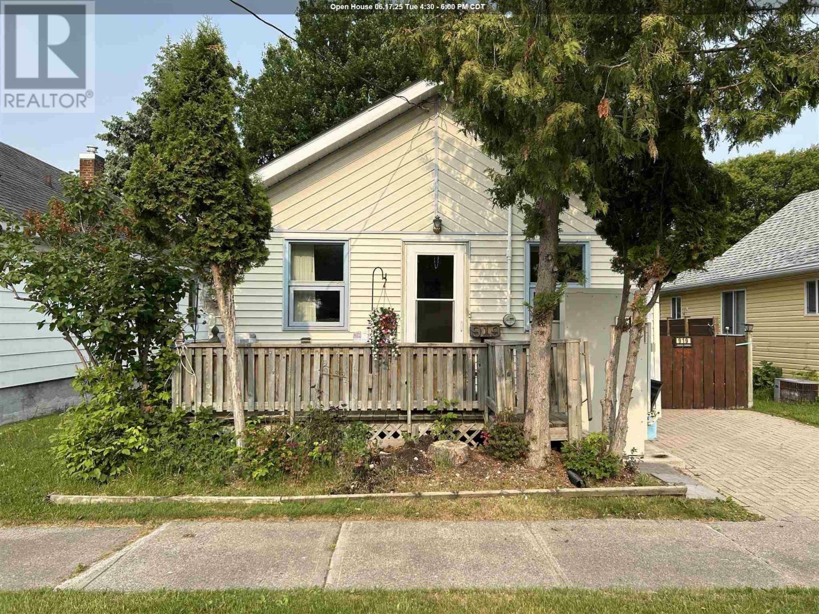 919 Smith Ave  Fort Frances ON P9A 2K5 photo