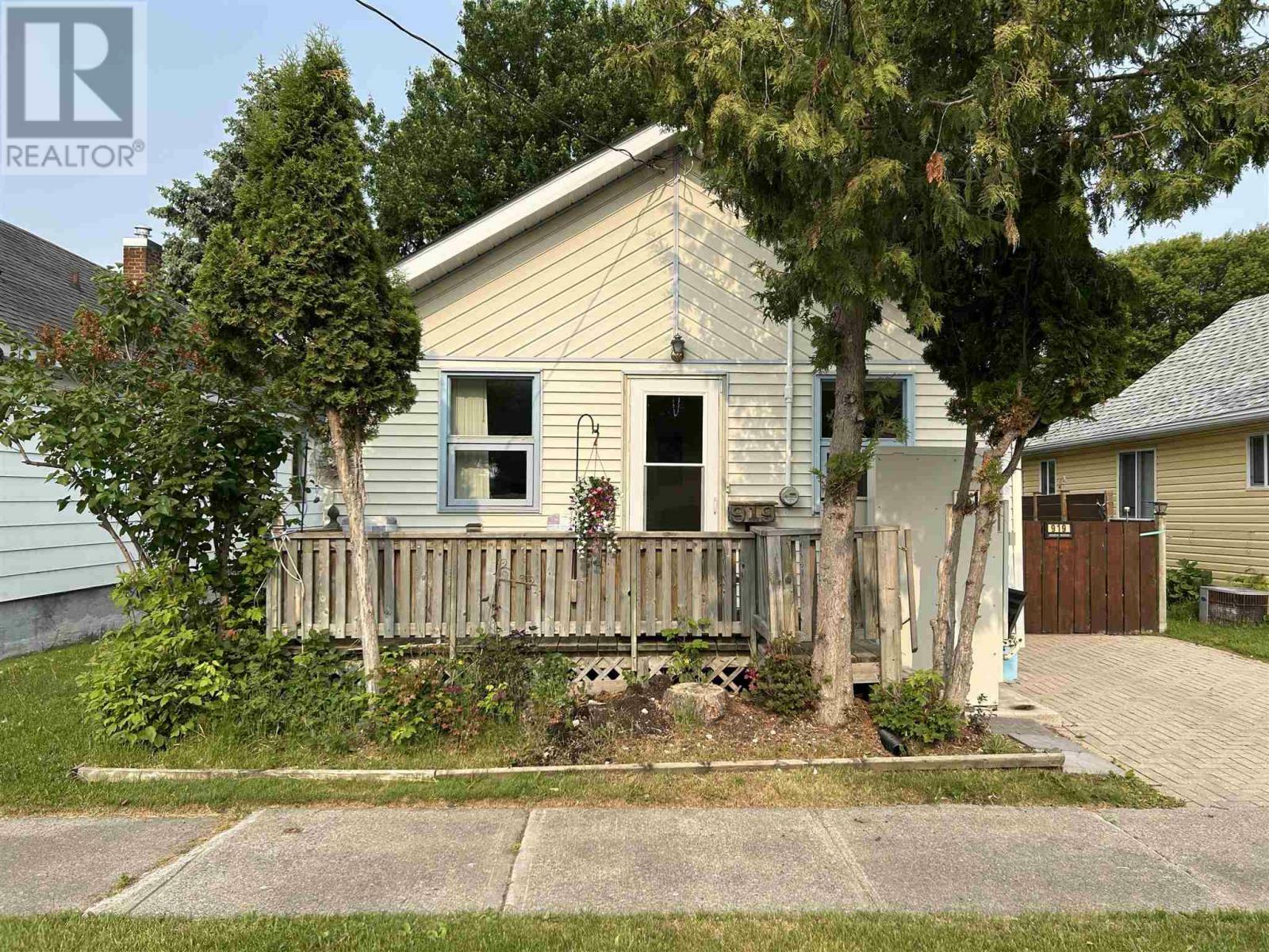 919 Smith Ave  Fort Frances ON P9A 2K5 photo