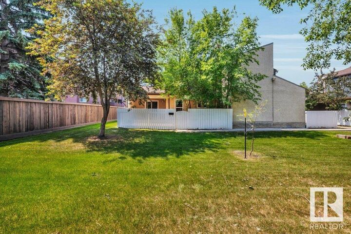 Property Photo: 116 Kaskitayo Court NW AB T6J 3T3