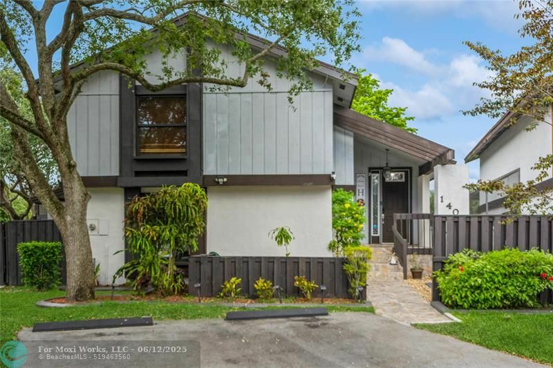 Property Photo: 1400 W Sandpiper Cir FL 33026